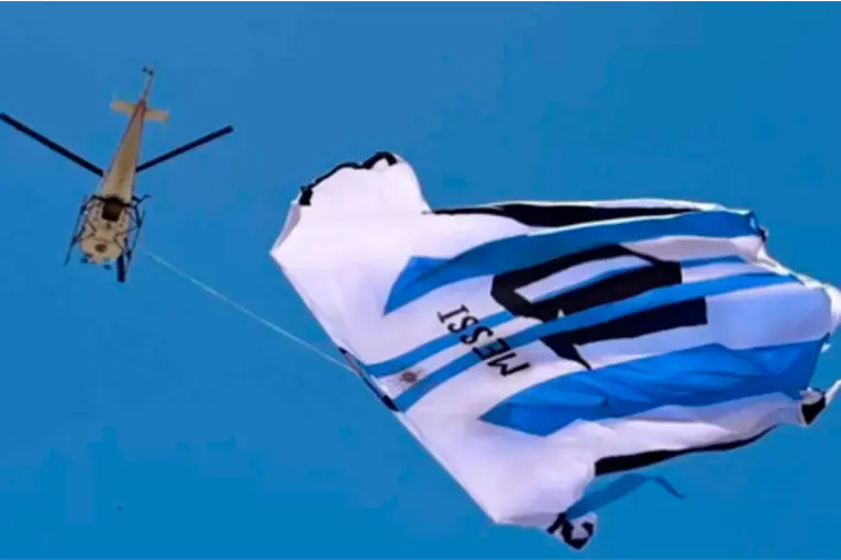 Un helicóptero sobrevoló la costa del río Paraná con una camiseta gigante de Lionel Messi