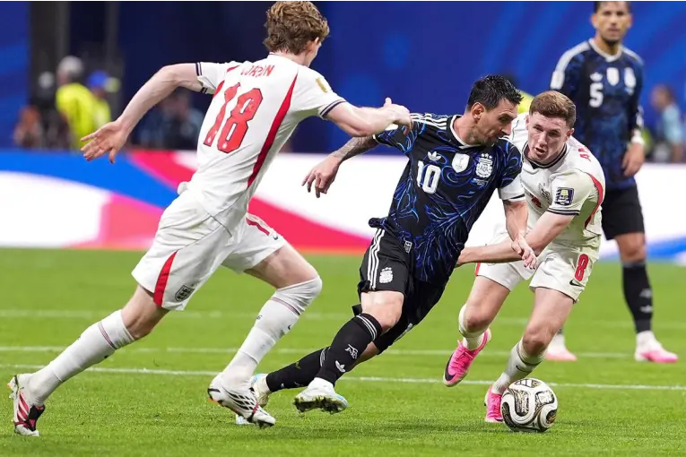Con gol de Lautaro Martínez, Argentina le gana 2-1 a Inglaterra y pasa a la final del Mundial