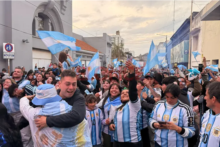 La Fan Zone de Paraná fue una fiesta: Argentina venció a Inglaterra y está en la final