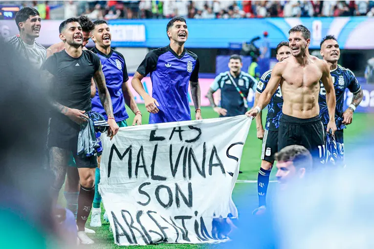 La FIFA podría analizar una sanción por la bandera de Malvinas que exhibió Argentina