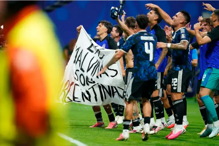 "Las Malvinas son argentinas": la bandera que mostraron los jugadores después de ganarle a Inglaterra