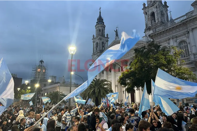 La Plaza 1º de Mayo explota de alegría tras el pase de Argentina a la final