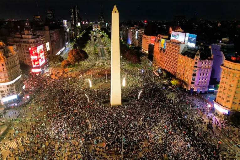 El Obelisco volvió a ser una fiesta con miles de hinchas tras el pase de Argentina a la final