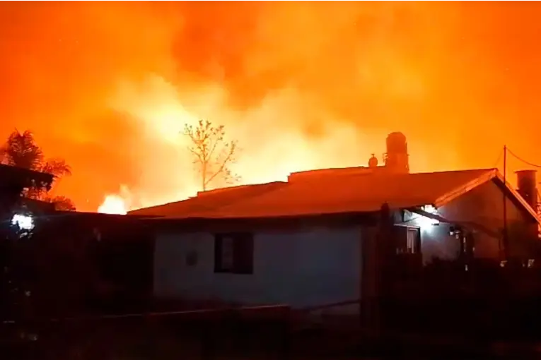 Incendio de pastizales en Paraná puso en riesgo viviendas y demandó un amplio operativo