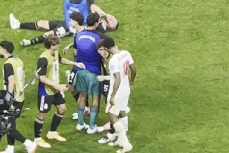 Tensión tras Argentina-Inglaterra: Bellingham le dio un cachetazo al Colo Barco