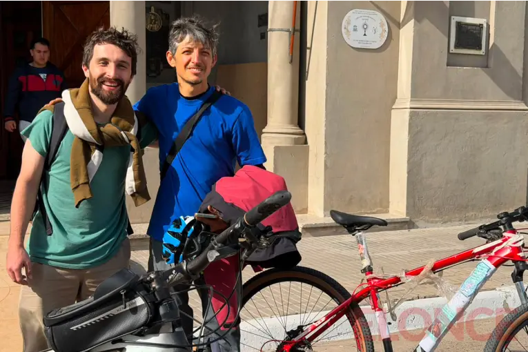 Dos paranaenses recorrieron 120 kilómetros en bicicleta para honrar a la Virgen del Carmen