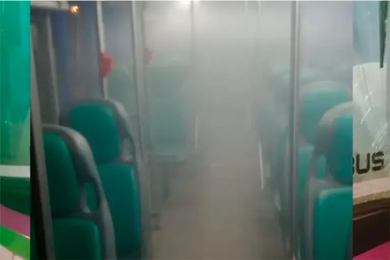 Arrojaron un artefacto de pirotecnia a un colectivo en Paraná: Dañaron el parabrisas y aturdieron al conductor