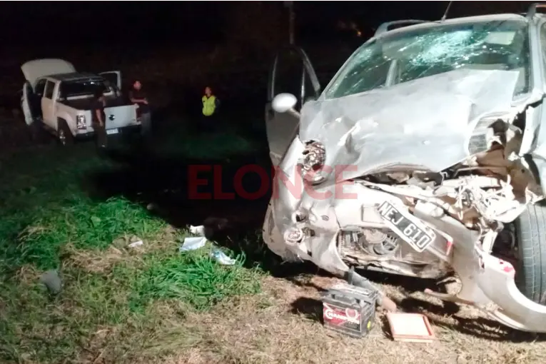 Accidente en Ruta 12: dos jóvenes fueron hospitalizados tras un choque entre camioneta y auto