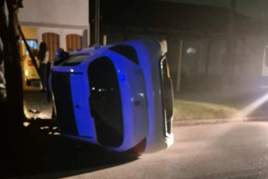 Auto volcado en Gualeguaych&uacute;.