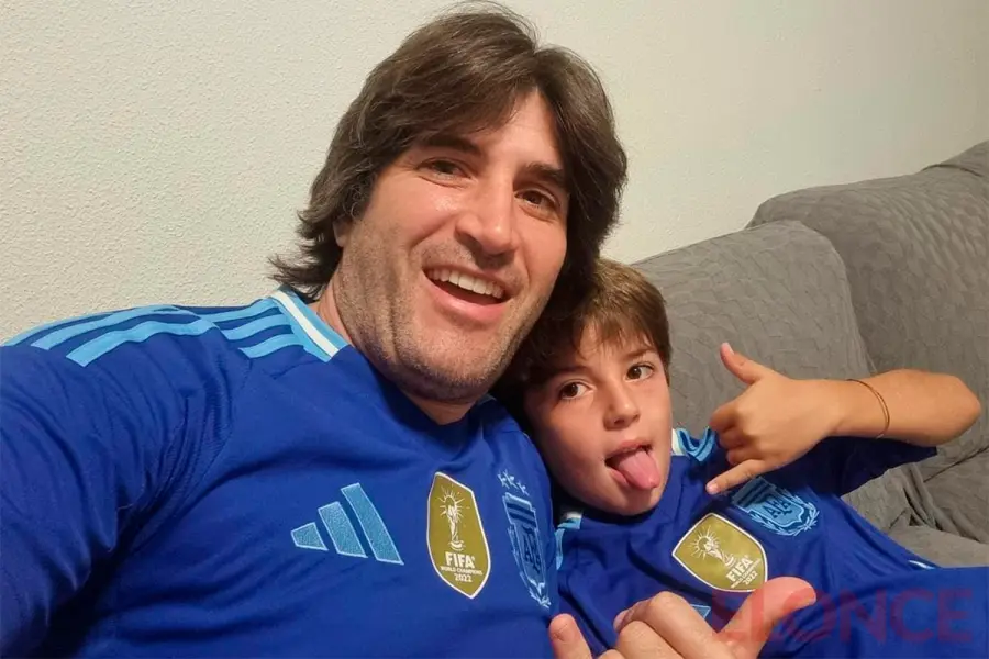 Ulises y Pedro, con la camiseta argentina.-