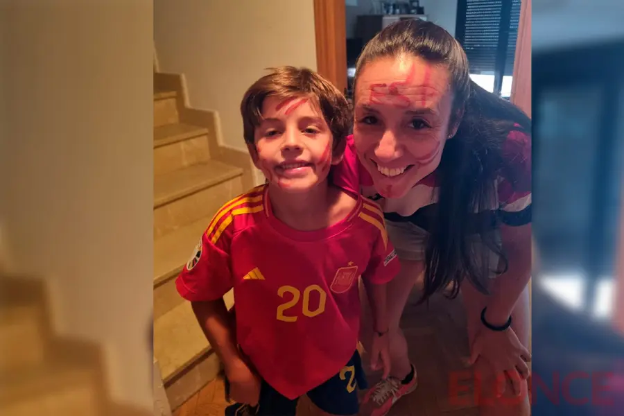 Pedro, junto a su mam&aacute; Eva.-