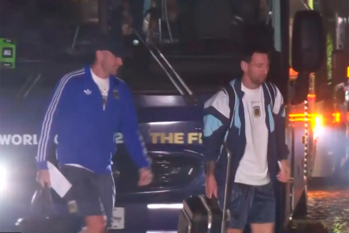 La Selección ya llegó a Nueva Jersey tras superar las demoras climáticas en la previa de la final