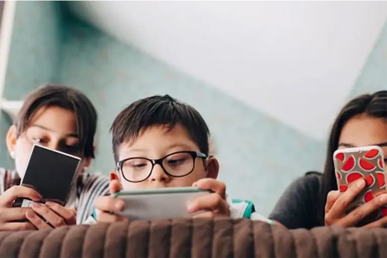 Seis de cada 10 chicos de 8 años tienen celular propio