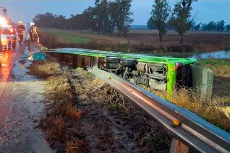 Volcó un micro y cayó desde un puente en ruta 7: hay un bebé entre los heridos