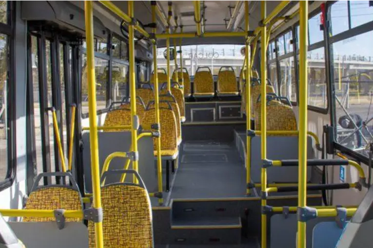 Frenó de golpe el colectivo, cayó al piso y la empresa deberá pagarle casi $50 millones