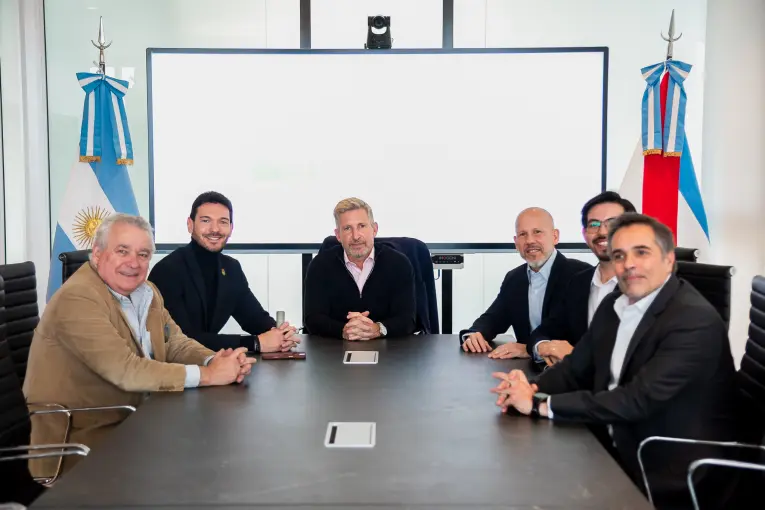 Frigerio firmó un convenio para llevar la inteligencia artificial al Estado y las pymes