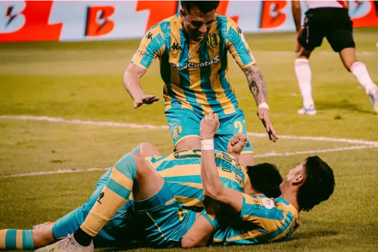 Aldosivi es superior a River, le gana 3-0 y lo está eliminando de la Copa Argentina