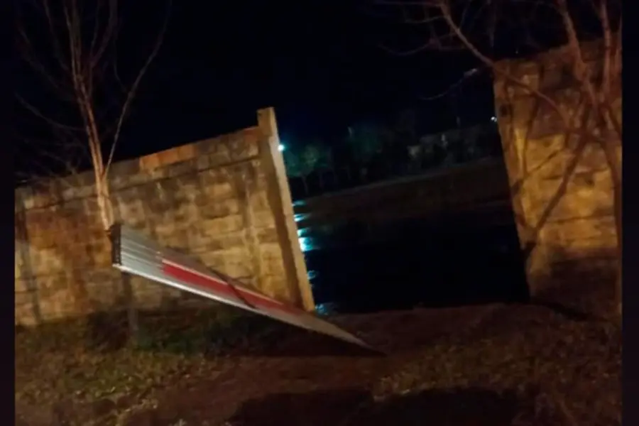 Destrozos por el temporal en Federal (foto Polic&iacute;a de Entre R&iacute;os)