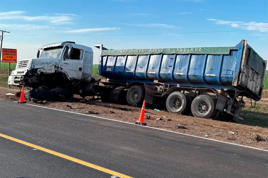 Fatal accidente en Córdoba (fuente: Bomberos Voluntarios de La Carlota)