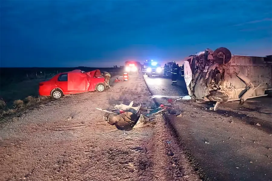 Choque frontal entre un minibús y un auto en la ruta 4 (fuente LV16)