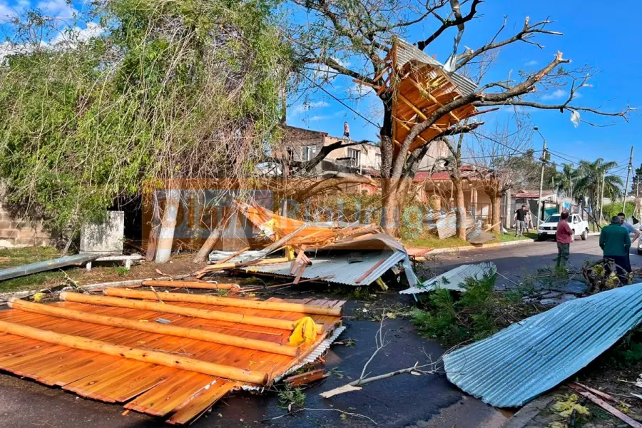 La tormenta provoc&oacute; numerosos voladuras de techos en Concordia (fuente Diario R&iacute;o Uruguay)