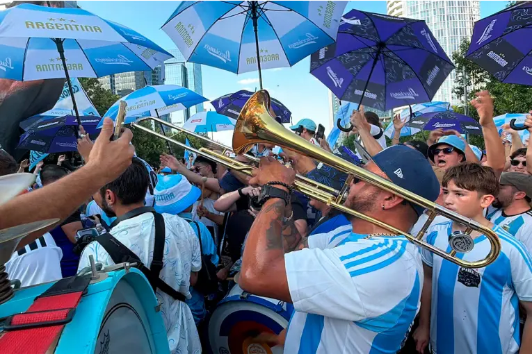 Más de 10 mil hinchas argentinos preparan un banderazo en Nueva York por la final del Mundial