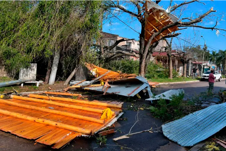 Qué es una "descendente húmeda", el fenómeno que provocó trágico temporal en Concordia