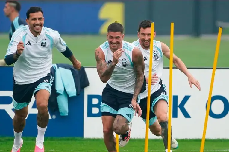 Argentina completó su última práctica antes de la final y Scaloni ensayó un posible equipo