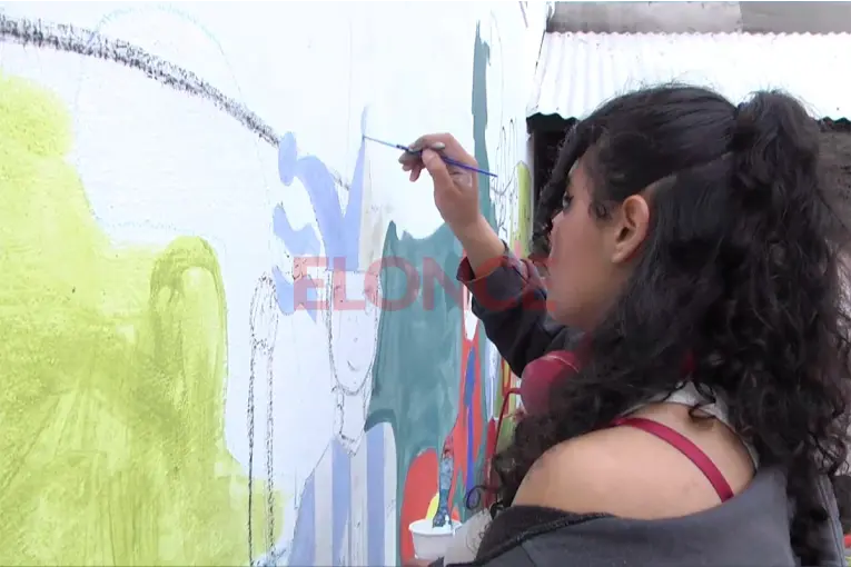 Vecinos comenzaron a pintar un mural que reflejará la identidad de barrio Rocamora