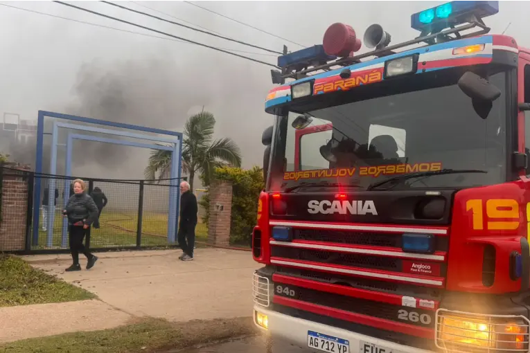 Un incendio afectó seriamente un salón de eventos en el acceso sur de Paraná