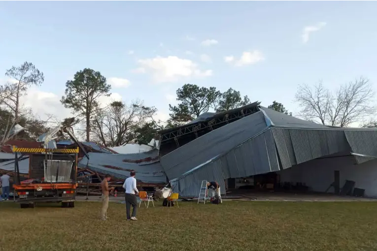 El temporal dejó daños severos en el Aeroclub de Concordia y afectó gran parte de sus hangares