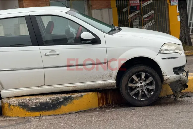 Choque en Cinco Esquinas: un auto quedó seriamente dañado tras impactar contra una puntera