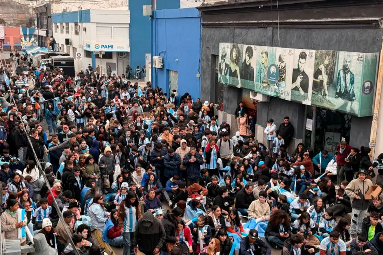 Se vive el partido en la Fan Zone de Paraná y la plaza central para alentar a Argentina