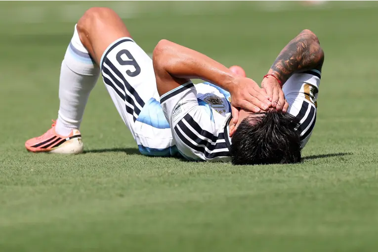 El entrerriano Lisandro Martínez salió lesionado en la final y dejó la cancha entre lágrimas