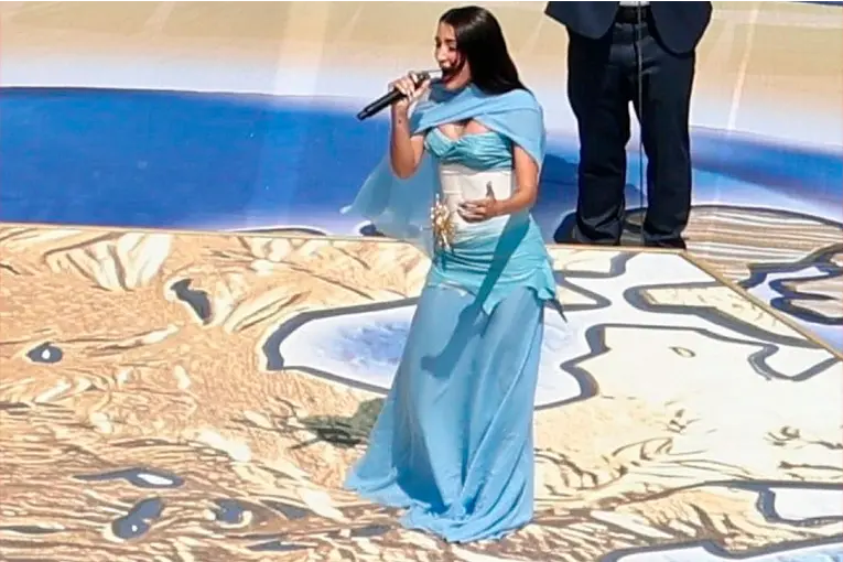 La historia detrás del vestido que María Becerra lució al cantar el Himno en la final