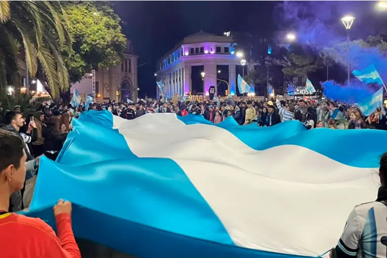 Emotivos testimonios de hinchas paranaenses tras el subcampeonato mundial: La Selección Argentina da orgullo