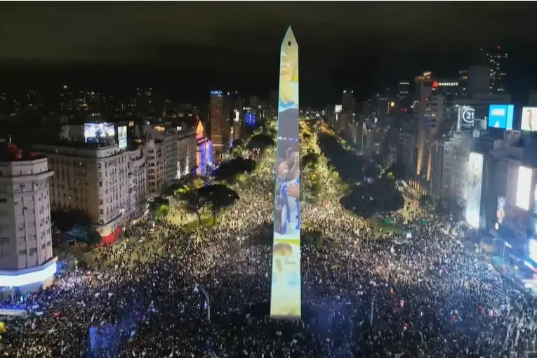 Multitudinario apoyo a la Selección Argentina en el Obelisco a pesar de perder la final del Mundial