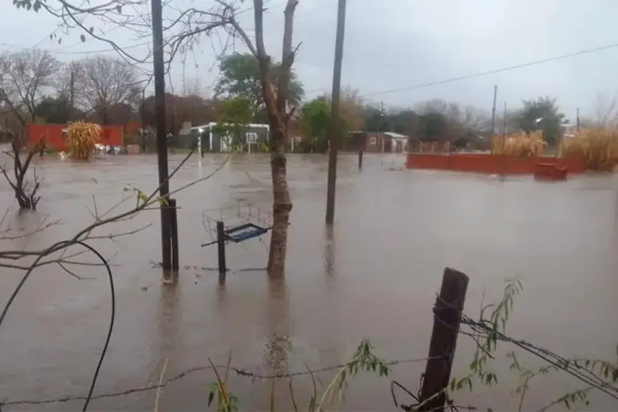 El temporal provoc&oacute; anegamientos, ca&iacute;da de &aacute;rboles y postes en Curuz&uacute; Cuati&aacute; (foto Diario &Eacute;poca)