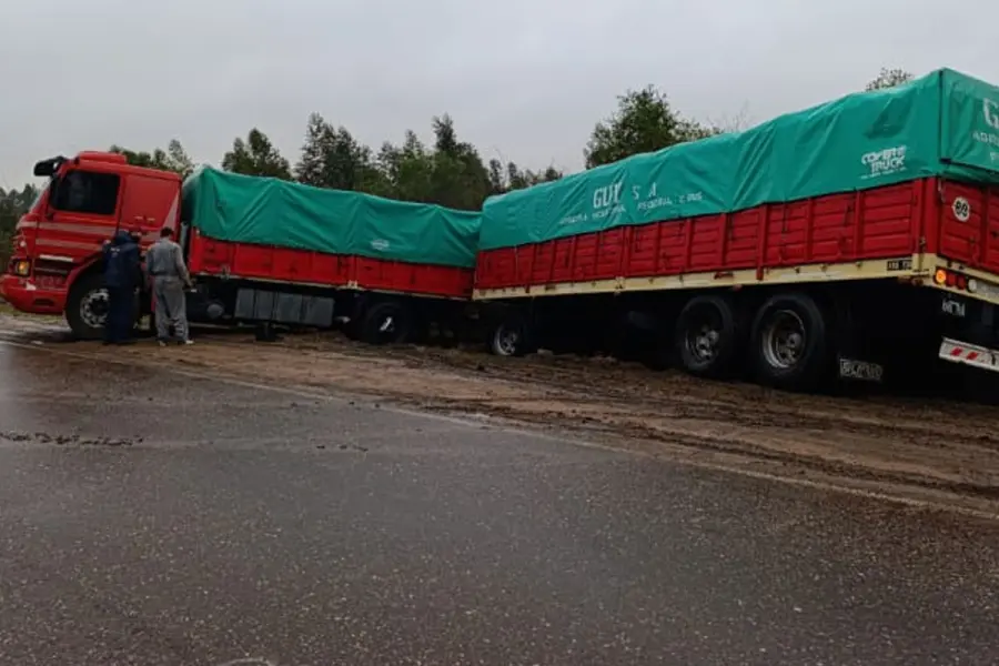 Camión volcado en Ruta 4.