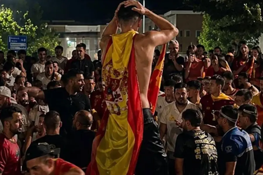 Numerosas personas se concentran en torno a la fuente que se derrumb&oacute; en el centro de Espa&ntilde;a. Foto: gentileza El Norte de Castilla.