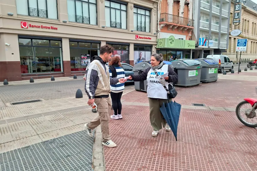 Volanteada del gremio docente (foto Agmer Paran&aacute;)