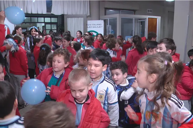 Con banderas y canciones, una escuela de Paraná homenajeó a la Selección tras el subcampeonato mundial