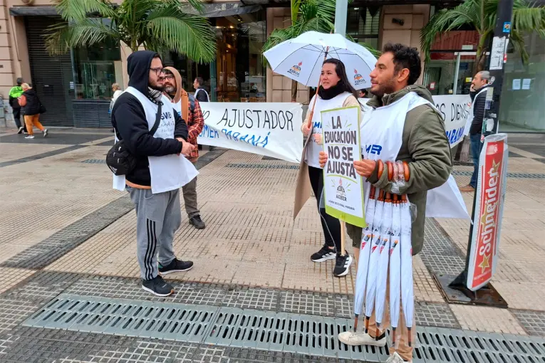 AGMER Paraná realizó una volanteada durante el paro docente de este lunes