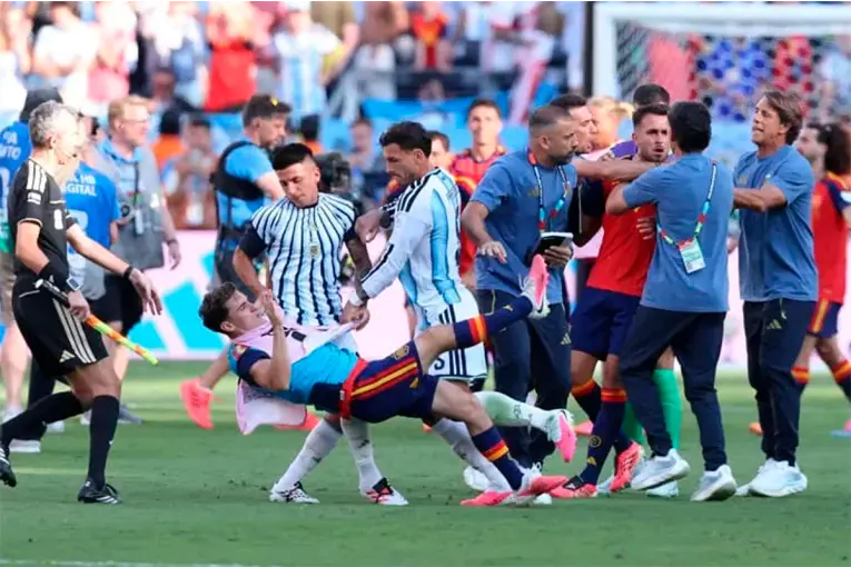 La FIFA investigará los incidentes protagonizados por la Selección argentina tras la final: los involucrados