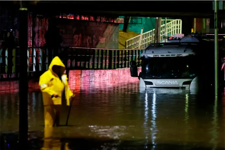 Chile declaró el estado de catástrofe por intensas lluvias que dejaron cinco muertos y casi 100.000 aislados