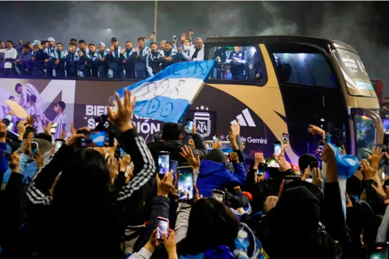 La Selección volvió del Mundial: tuvo emotivo recibimiento y saludó a los hinchas que esperaban