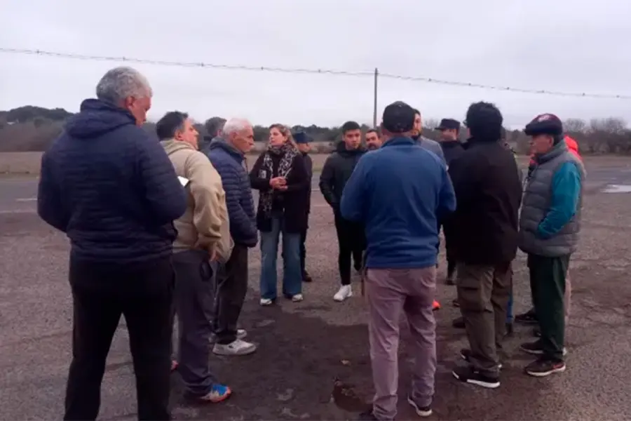 La intendenta de Sauce Montrull, Soledad Daneri, mantuvo una reuni&oacute;n con referentes de las pe&ntilde;as para establecer un protocolo de convivencia.-