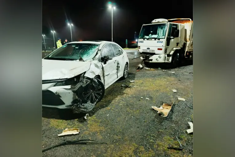 Conducía alcoholizado y chocó contra un camión estacionado