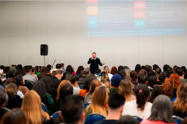 "Hablemos de": el CGE impulsa una campaña sobre consumos digitales, ciberbullying y salud mental