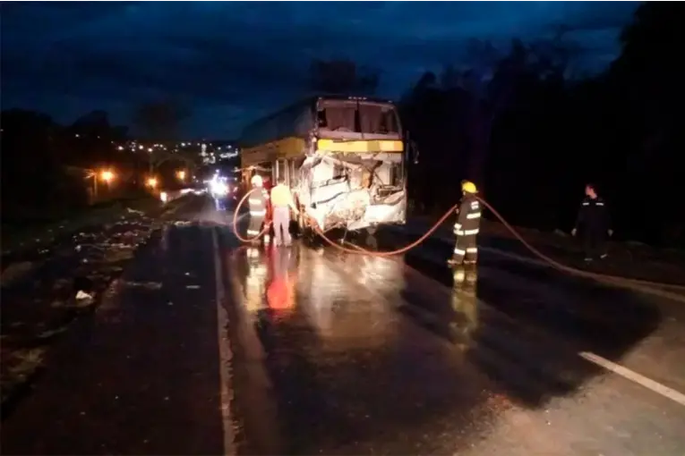 Cuatro pasajeros continúan internados tras el choque entre micro y camión sobre Ruta 12